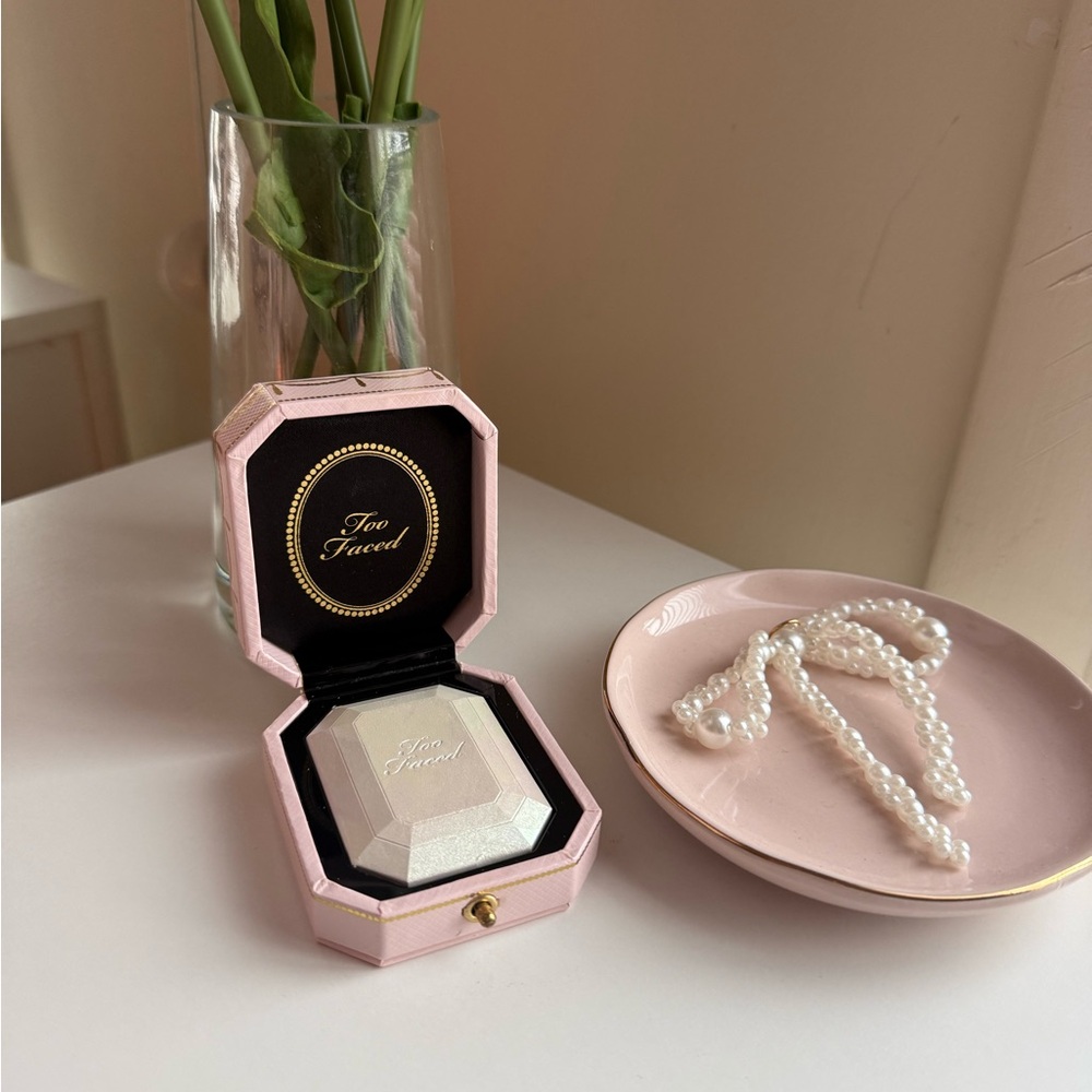 Too Faced Diamond Light Highlighter - White and Silver - Picture 4 of 11